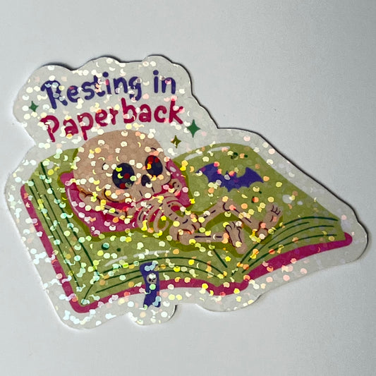 Naklejka Odklejka z serii SPOOKY DELULU - RESTING IN PAPERBACK