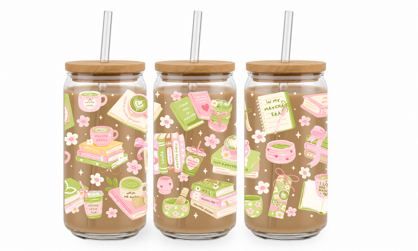 MATCHA AND BOOKS - KUBEK SZKLANY ZDOBIONY ZE SŁOMKĄ I POKRYWKĄ