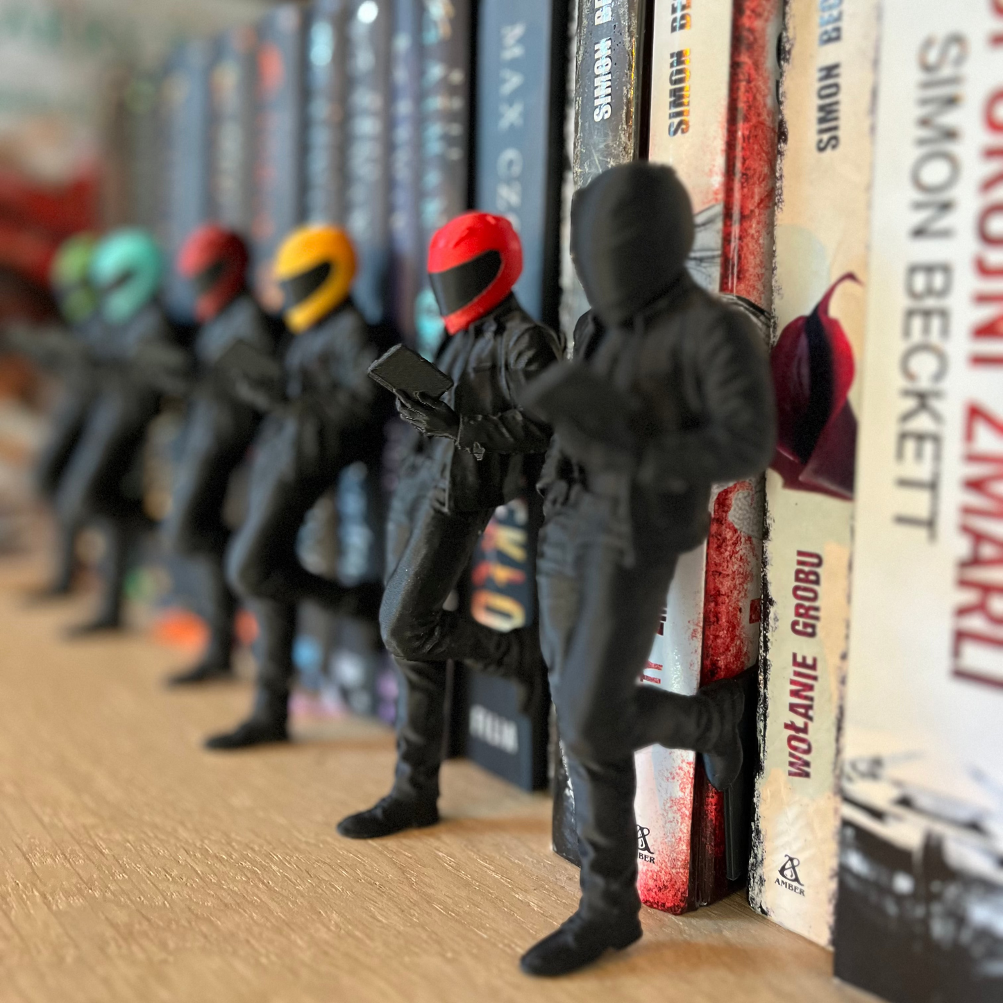 Figurka Book Nook – Tajemniczy Motocyklista | Dekoracja na półkę z książkami