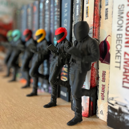 Figurka Book Nook – Tajemniczy Motocyklista | Dekoracja na półkę z książkami