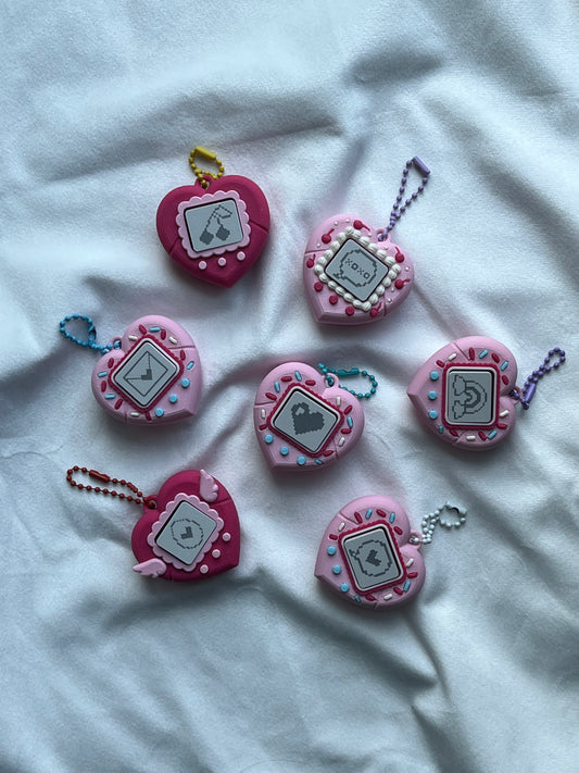 Pastelowy Kliker Serduszko – Kawaii Breloczek Retro z Wirtualnym Zwierzakiem