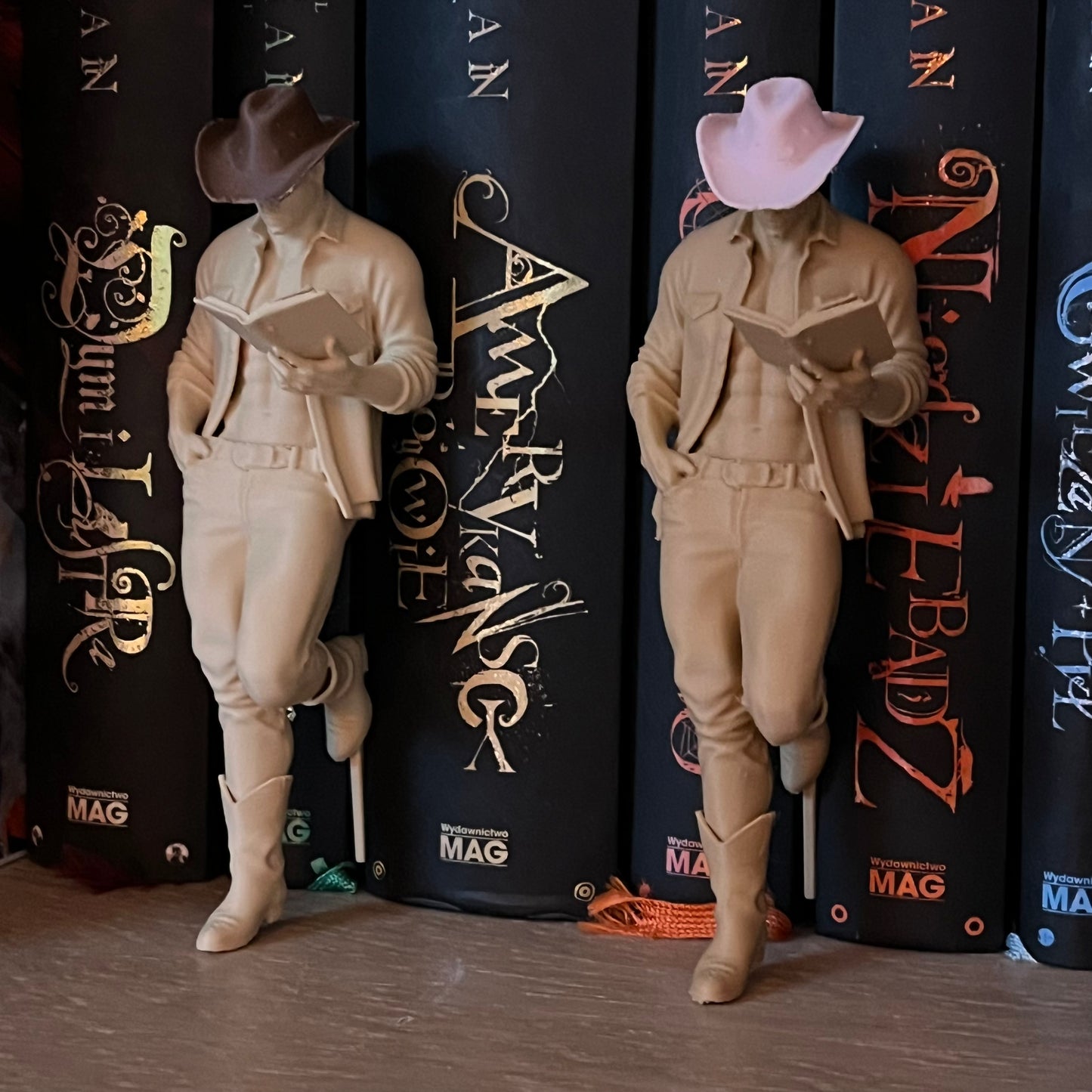 Figurka Book Nook – Kowboj z książką | Dekoracja na półkę z książkami