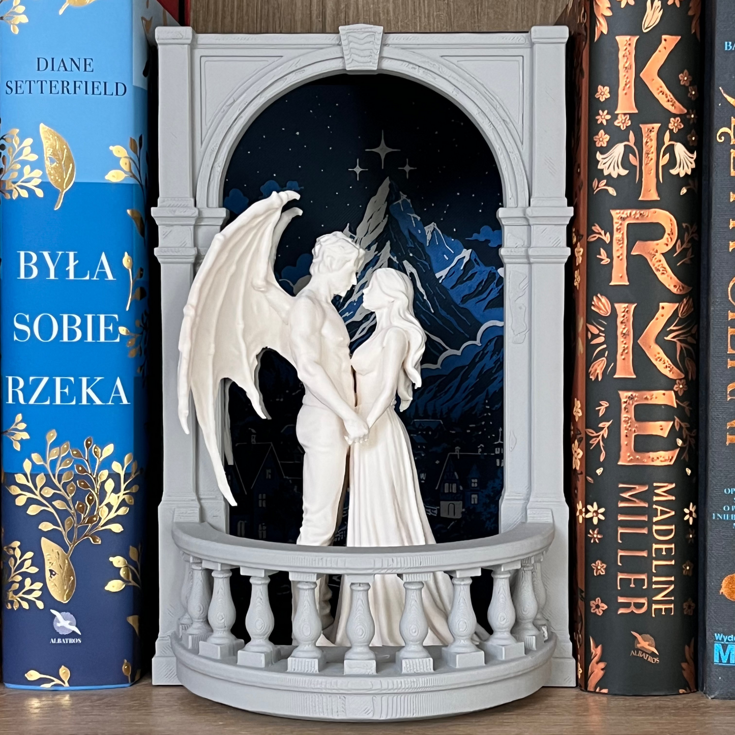 Book Nook „ACOTAR Love” – dekoracja na biblioteczkę z podświetleniem LED