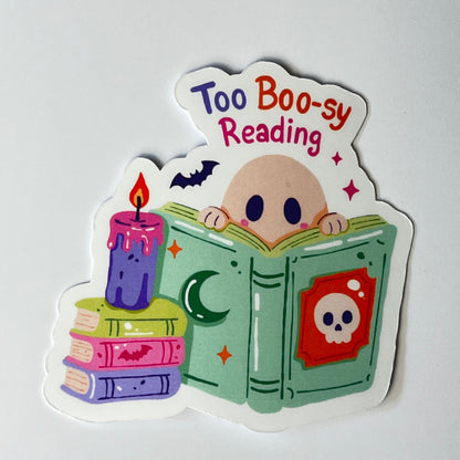 Naklejka Odklejka z serii SPOOKY DELULU  -  TOO BOO-SY READING