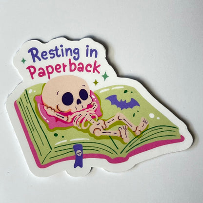 Naklejka Odklejka z serii SPOOKY DELULU  - RESTING IN PAPERBACK