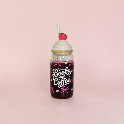 BOOKS AND COFFEE PINK - KUBEK SZKLANY ZE SŁOMKĄ I POKRYWKĄ