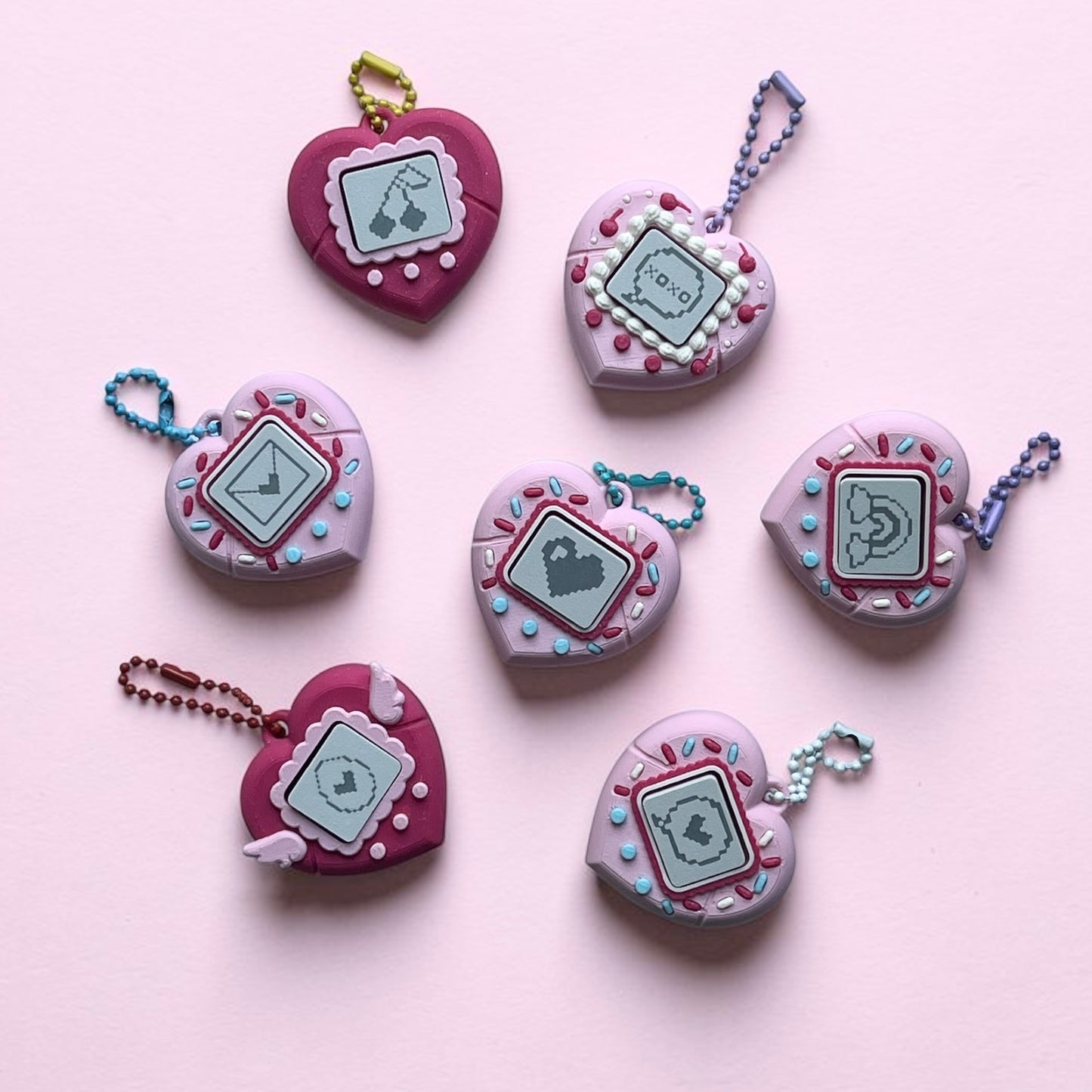 Pastelowy Kliker Serduszko – Kawaii Breloczek Retro z Wirtualnym Zwierzakiem