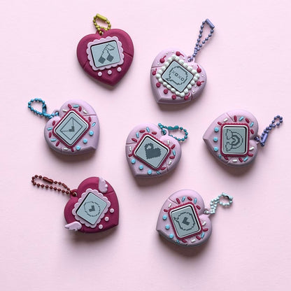 Pastelowy Kliker Serduszko – Kawaii Breloczek Retro z Wirtualnym Zwierzakiem